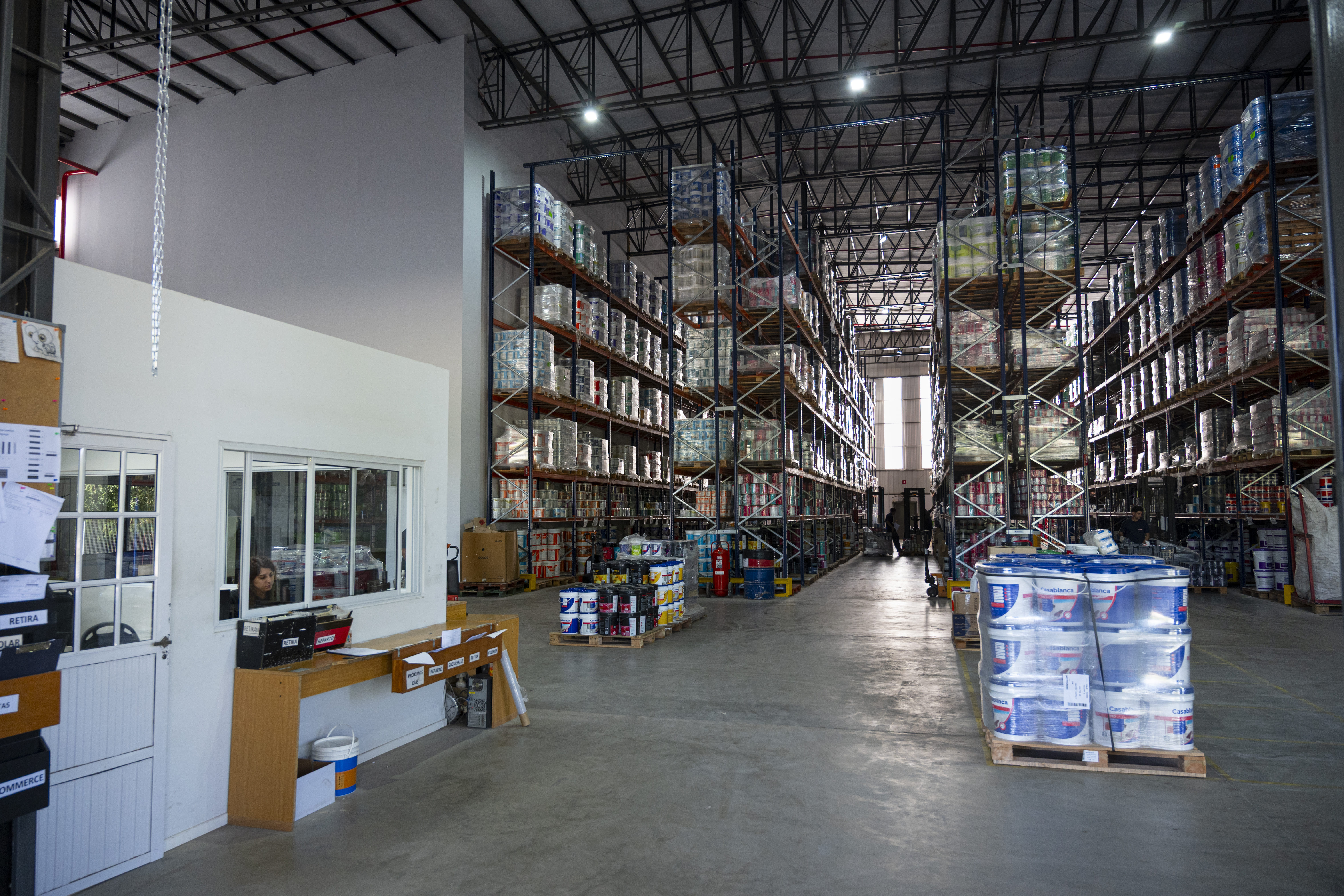Pasillo de estanterías con inventario